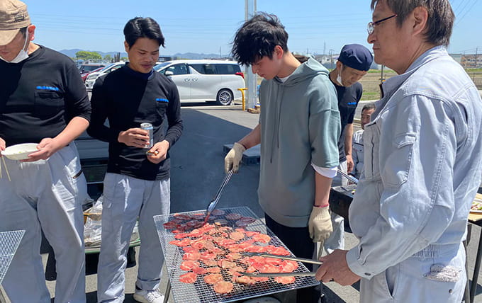 写真：部署を超えて交流できるBBQ