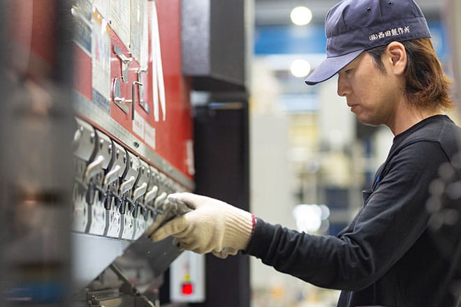 写真：製缶加工の様子