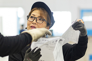 写真：働く男性社員と女性社員