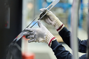 写真:働く男性社員と女性社員